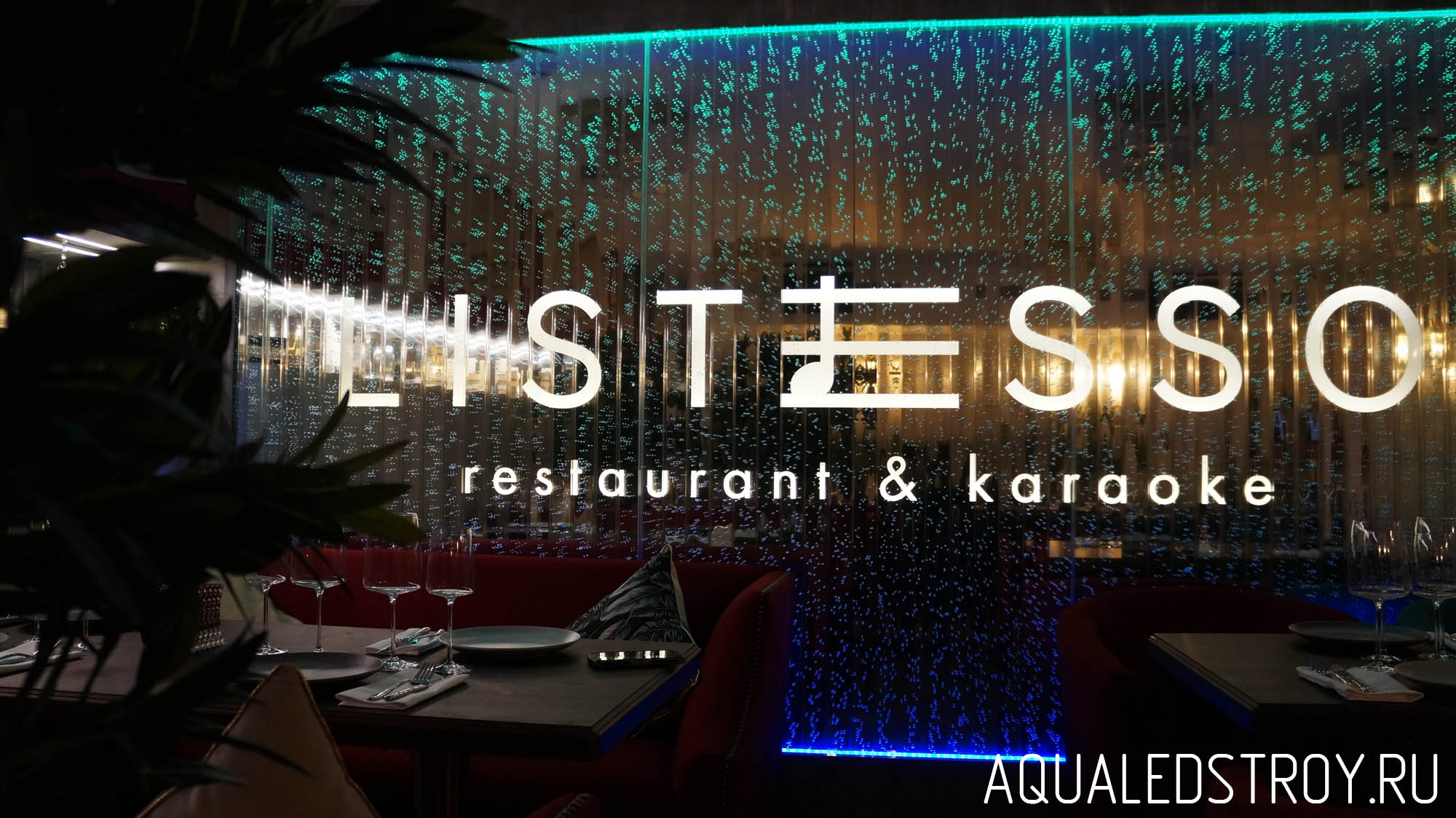 Пузырьковая панель со светящимся логотипом в ресторане.